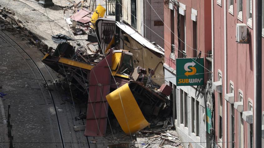 Las posibles razones de la caída de histórico funicular en Portugal: 16 personas murieron