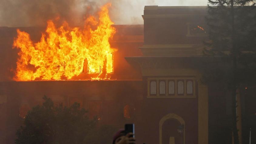 Conmoción en Nepal: Esposa de exprimer ministro muere quemada luego que manifestantes atacaran su casa