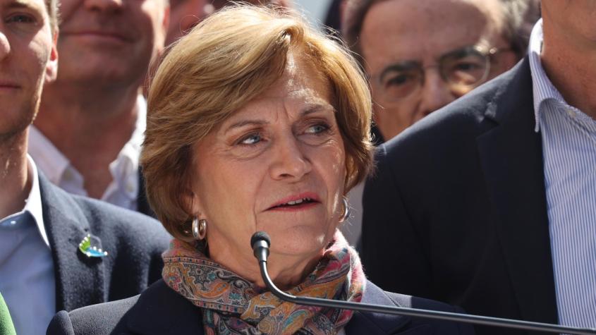 Matthei asegura que campaña de cuentas bots en su contra le "dolió mucho" pero lo importante es "que tenemos futuro"