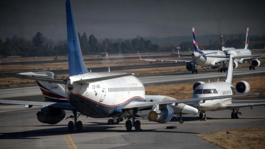 Avión tuvo que frenar durante despegue en el Aeropuerto de Santiago: perro se cruzó por la pista Avión tuvo que frenar durante despegue en el Aeropuerto de Santiago: perro se cruzó por la pista