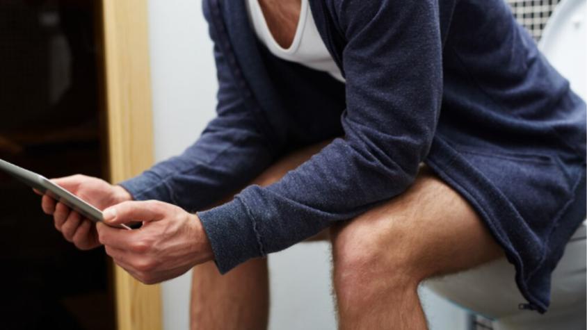 Estudio revela que quienes usan el teléfono en el baño tienen 46% más de posibilidades de desarrollar hemorroides