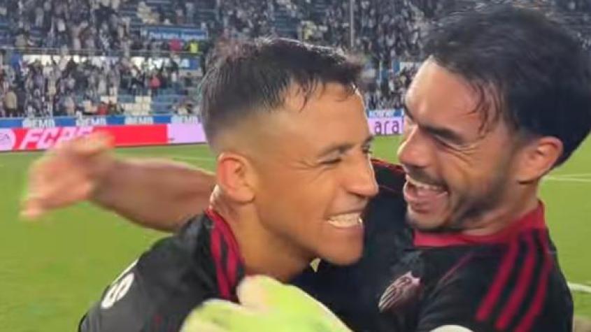 Con chilenismos: El efusivo festejo de Gabriel Suazo a Alexis Sánchez tras su primer gol en el Sevilla