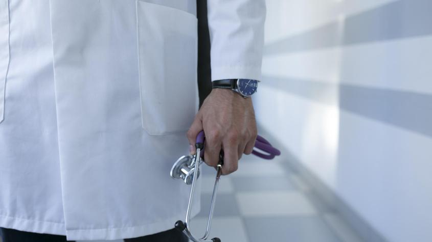 Condenan a prisión a médico por amputarse las piernas: Lo hizo para cobrar un seguro y por fetiche sexual