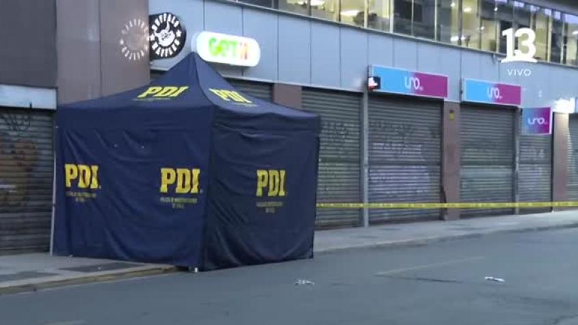 Encuentran cuerpo de mujer fuera de edificio en Santiago: Investigan caída de altura