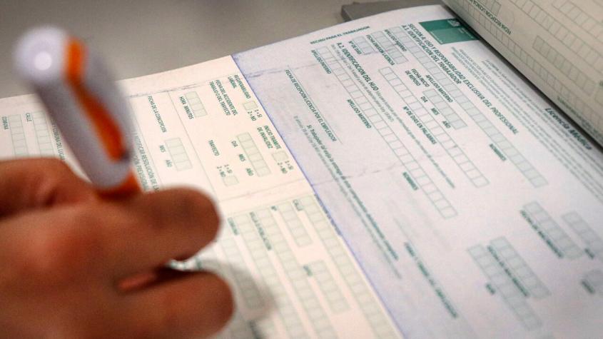 Lo llevó engañado a Argentina: exfuncionario despedido por mal uso de licencia médica alega viaje sorpresa de su novio