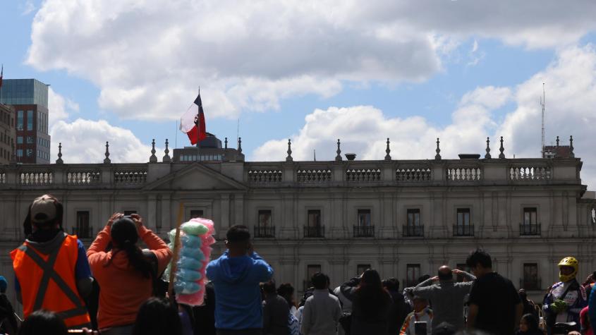 Encuesta CEP: Sube a un 23% quienes creen que un régimen autoritario es "preferible" en algunas circunstancias