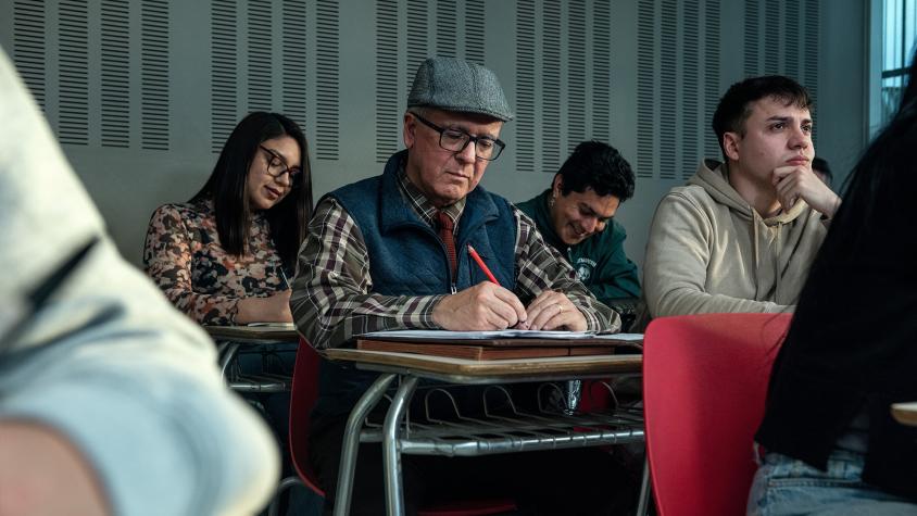 Ofrecen becas de 100% para personas mayores de 50 años que quieran estudiar carreras técnicas