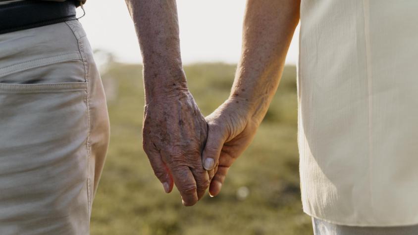 Muere abuelita que sobrevivió abrazada a su esposo en las inundaciones en México