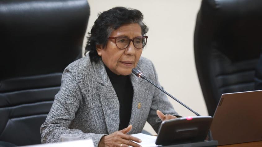 Indignación en Perú por registro de senadora a la que le cortan las uñas de los pies en el Congreso