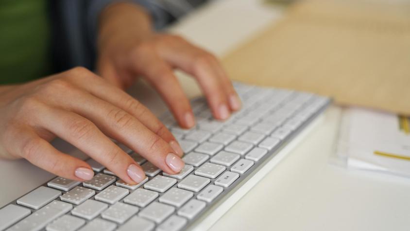 Escuela envió por error contenido inapropiado que sorprendió a apoderados: “Por favor, no lo abran”