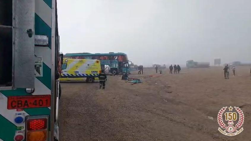 Al menos cuatro fallecidos tras choque entre camión y dos buses de pasajeros en Antofagasta Al menos cuatro fallecidos tras choque entre camión y dos buses de pasajeros en Antofagasta