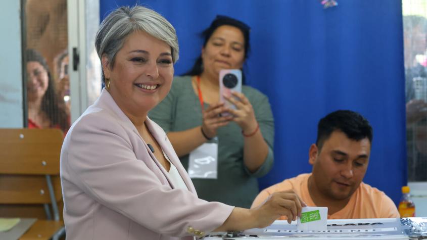 Jara tras votar: "Costó mucho en los tiempos de la dictadura cívico-militar avanzar el derecho a voto"