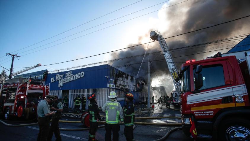 "Algo funcionó mal”: Seremi de Salud RM evalúa posibles fallas de protocolo tras incendio en San Miguel