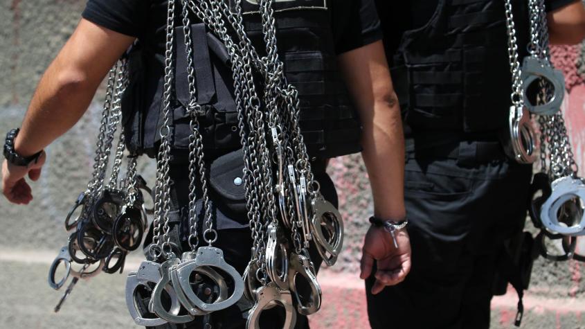 Dictan prisión preventiva para 11 gendarmes por asociación criminal y tráfico de drogas en penal de Alto Hospicio