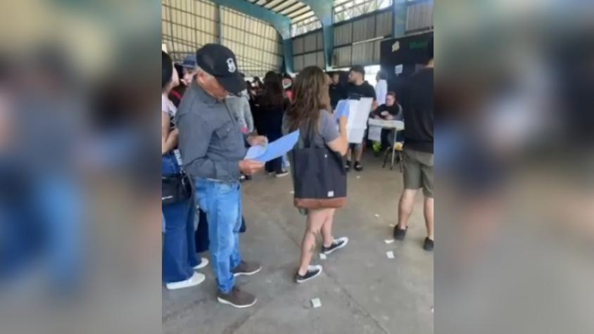 Reparten votos mientras la gente espera en la fila en colegio de Talca: habría sido para apurar votación