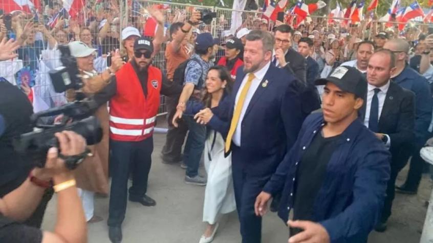 “Vuestros nombres, valientes soldados”: Los guiños a Pinochet en el masivo acto final de Kaiser