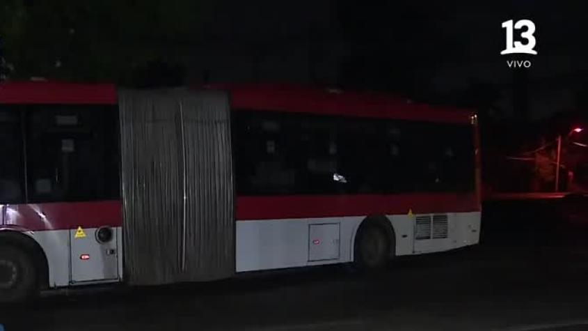 Un pasajero resultó herido: Bus de RED derribó poste de tendido eléctrico en Ñuñoa