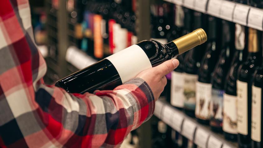 ¿Sirve poner el vino tinto en el refrigerador antes de sacarlo para beber? 