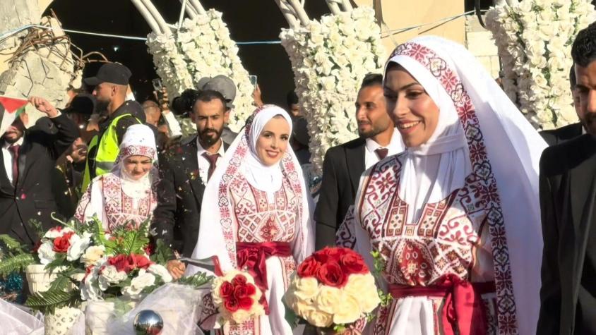 Una boda colectiva brinda una inusual escena de felicidad entre las ruinas de Gaza