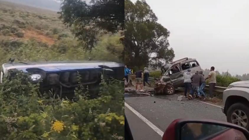 Bus terminó desbarrancado y furgón destruido tras fuerte colisión en región de Valparaíso: al menos ocho lesionados Bus terminó desbarrancado y furgón destruido tras fuerte colisión en región de Valparaíso: al menos ocho lesionados