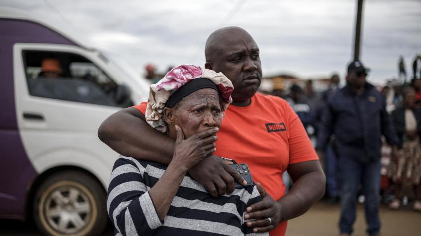 Hombres armados matan a nueve personas en Sudáfrica