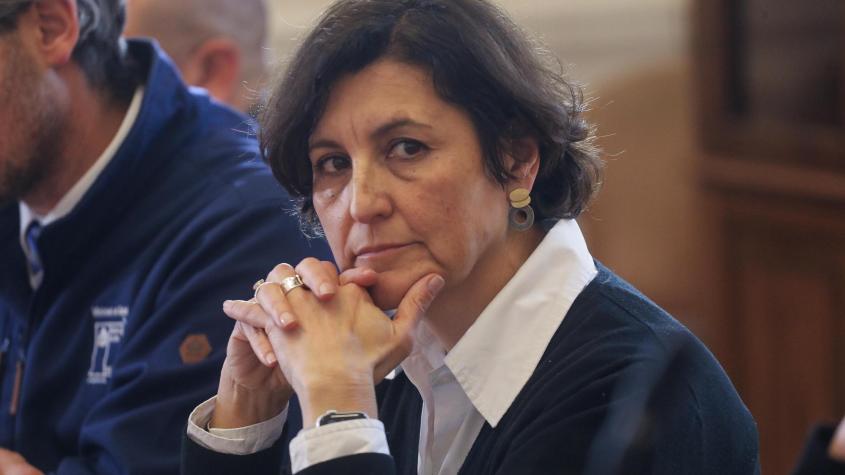 “Sin papeles administrativos, sin medicamentos”:  Los documentos que complican a ministra Aguilera por "cirugía express" de su madre