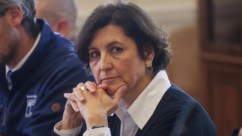 "Prioridad administrativa": El registro que complica a ministra Aguilera por operación de su madre y refuta a hospital