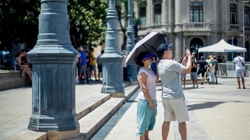 Calor extremo en Santiago: Marcone alerta por "el amanecer más caluroso del verano" y máximas de hasta 36°C esta semana