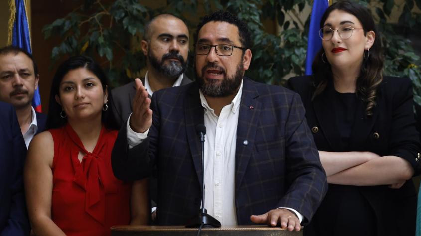 "Nos va a tomar tiempo, no es tan sencillo": Mineduc tras aprobación de ley que prohíbe uso de celulares en colegios