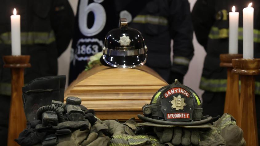 Casado y padre de familia: Quién era el bombero que murió combatiendo un incendio en Santiago