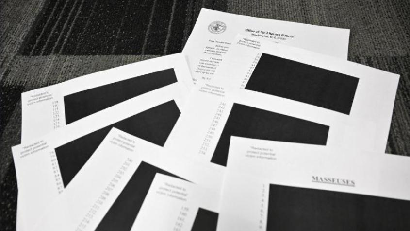 ¿Por qué tantos documentos publicados del caso Epstein están censurados? 