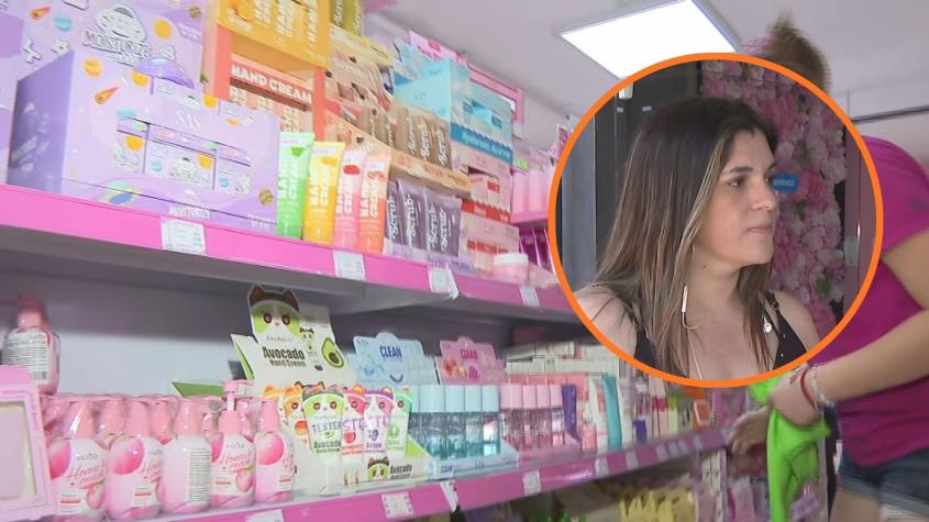 Mujer duerme en su tienda tras sufrir dos robos en una semana: "Estoy cuidando lo que nadie cuida"