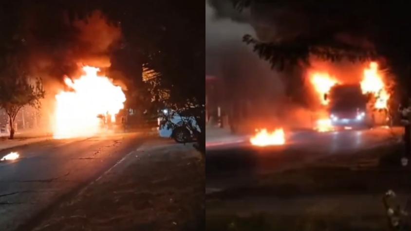 Desconocidos queman bus de sistema RED tras intimidar a chofer con armas de fuego Desconocidos queman bus de sistema RED tras intimidar a chofer con armas de fuego
