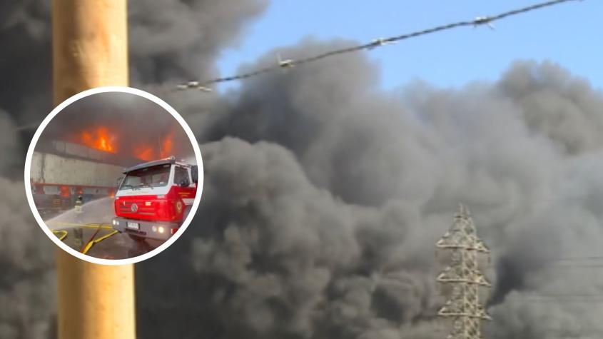 Incendio afecta a bodegas en San Bernardo y genera gran columna de humo