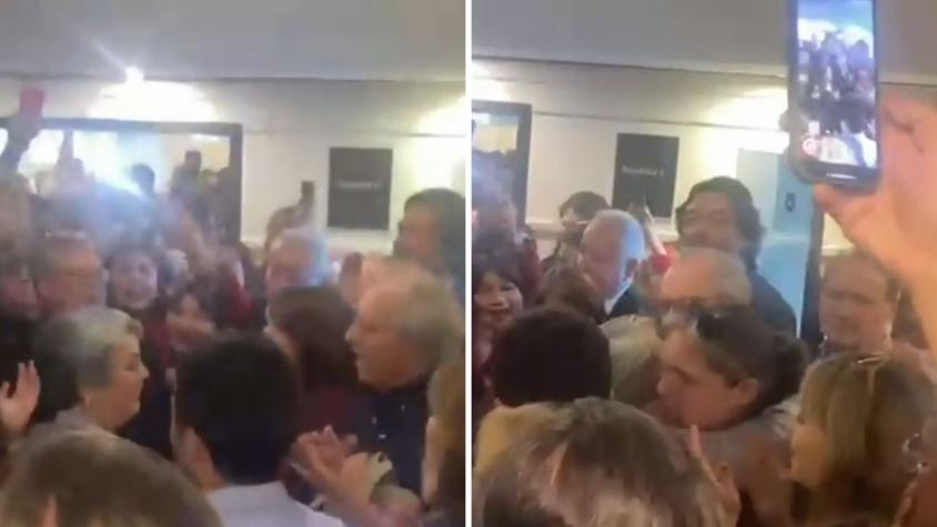 Con cánticos y aplausos: el momento en que Jara reconoce su derrota junto a su comando Con cánticos y aplausos: el momento en que Jara reconoce su derrota junto a su comando