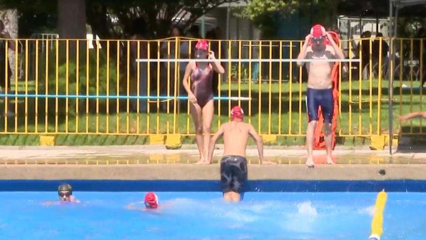 Comenzó la temporada de piscina en Santiago y otras comunas