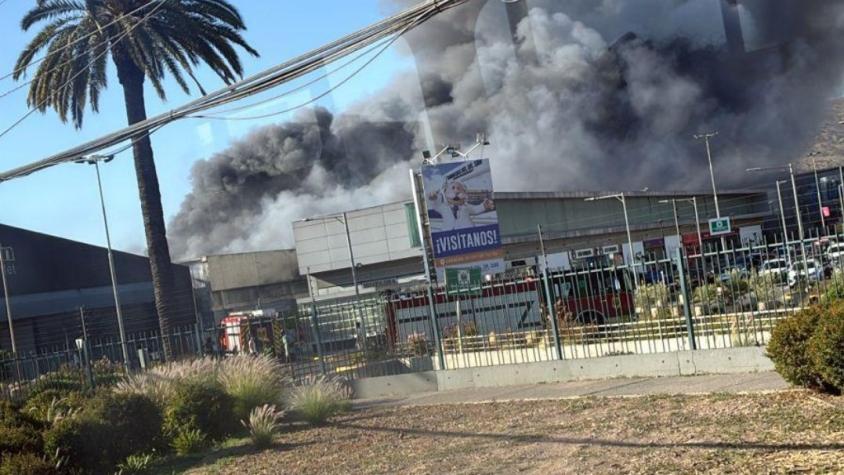 Las recomendaciones del Minsal ante presencia de humo por Incendio en bodegas de Huechuraba