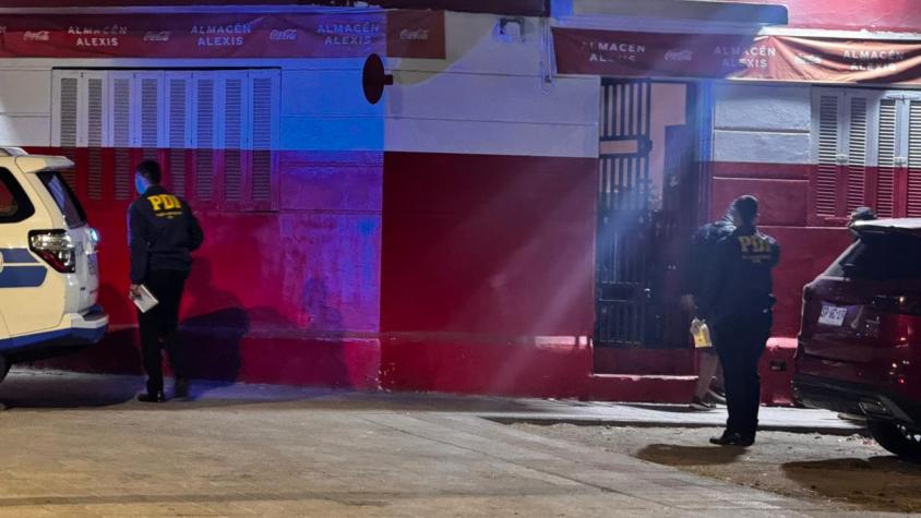 Delincuentes balean a dos personas en robo frustrado a local en Santiago
