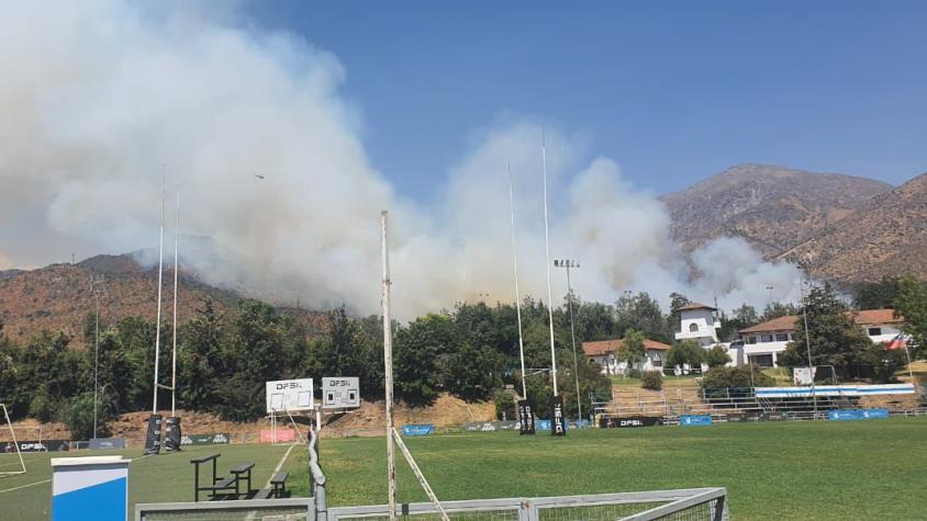 Bomberos combate incendio forestal en San Carlos de Apoquindo: emergencia se desarrolla cerca del Claro Arena