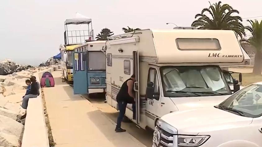 Hasta con casas rodantes: Así esperan el Año Nuevo en el borde costero