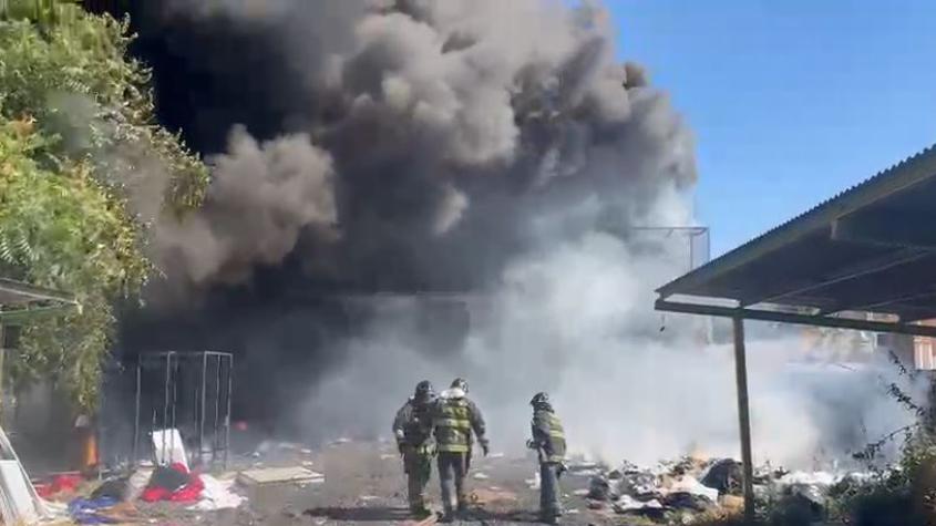 Bomberos combate incendio descontrolado en plena Alameda