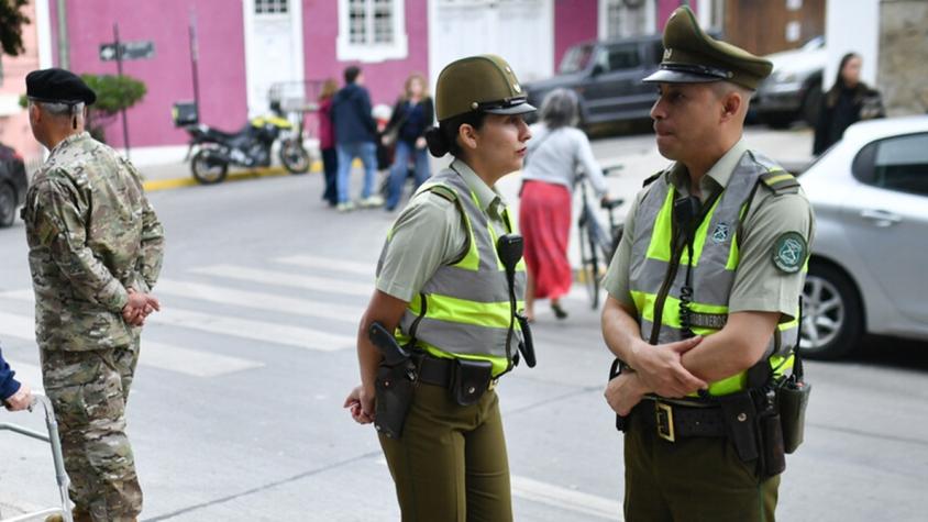 Violenta pelea "a combos" en local de votación en Lo Barnechea: hombre llegó a encarar a otro porque le debería $80 millones Violenta pelea "a combos" en local de votación en Lo Barnechea: hombre llegó a encarar a otro porque le debería $80 millones