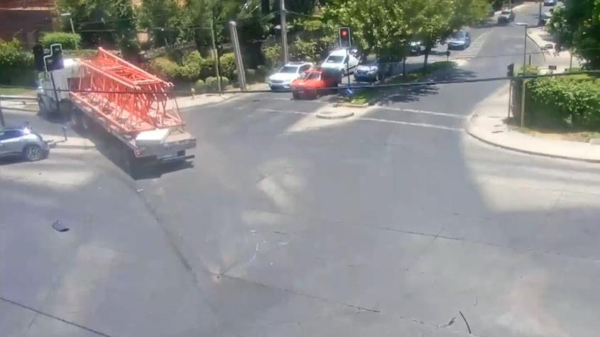 VIDEO | Impactante choque de camión contra casa en Las Condes