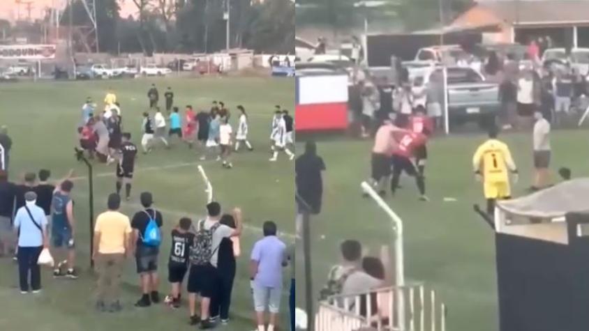 Ni los jugadores se salvaron: Registran masiva riña en plena final de fútbol amateur en Buin
