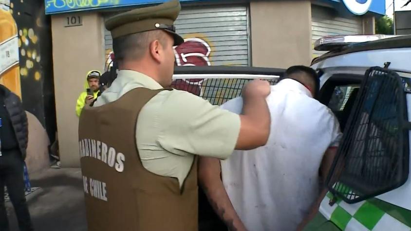 Sujeto iba ebrio, huyó de fiscalización y chocó auto de su ex: Mujer quedó esperando para llevar a su hijo al colegio