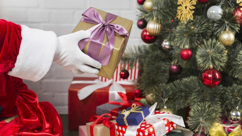 ¿Cómo puede el Viejito Pascuero entregar a tiempo todos los regalos a millones de niños en el mundo?