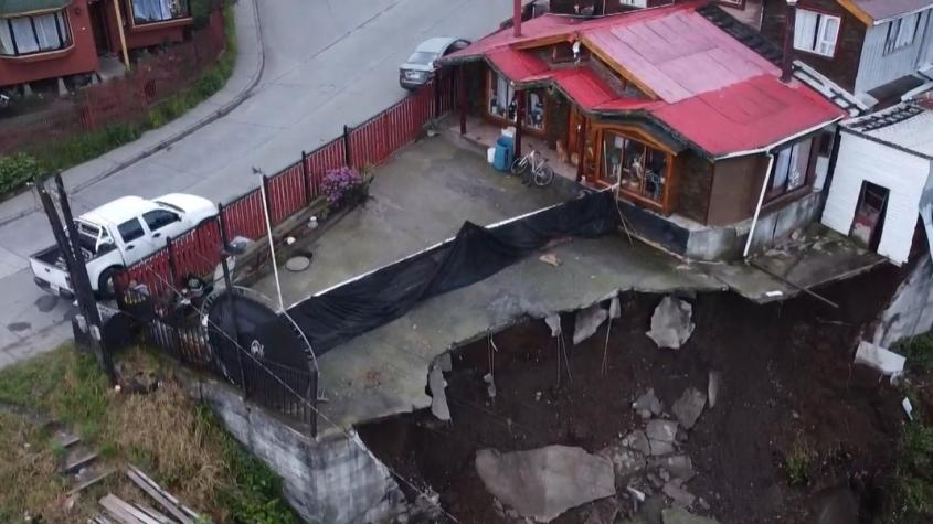 Dueña sigue viviendo ahí: La historia de la casa al borde de caer por socavón