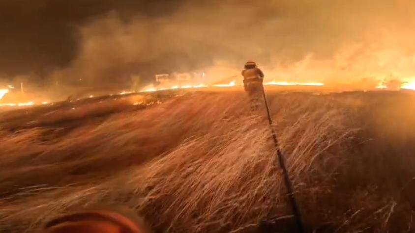 "Humedecer todo lo que sea de madera": Impactante registro de Bomberos combatiendo incendio "extremo" en Laja