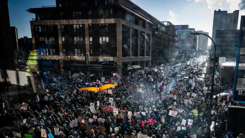 Miles de personas protestan contra la represión del ICE en Mineápolis y pese al bajo frío glacial