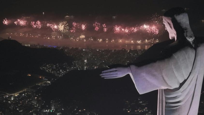 Marea humana en Copacabana despide 2025, año de la tregua en Gaza y del regreso de Trump